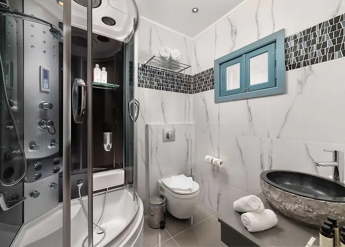 Royal Pedi Villa Sými